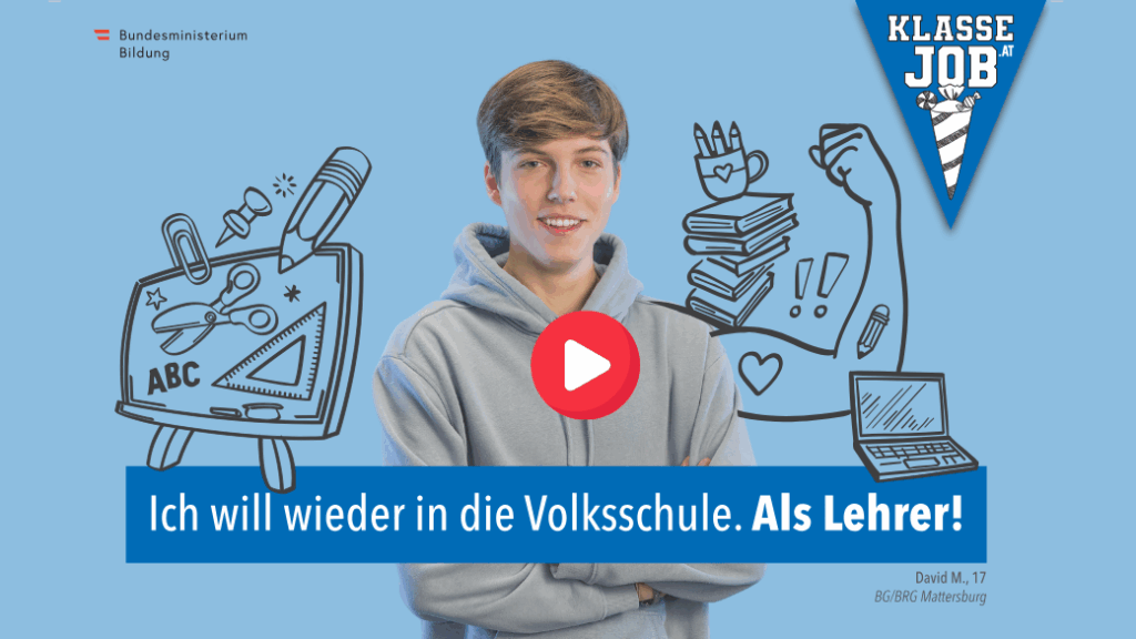 Ein lächelnder Teenager in einem Kapuzenpulli steht mit verschränkten Armen da. Hinter ihm sind spielerische Kritzeleien einer Kreidetafel, Bücher und ein Laptop zu sehen. Ein roter Play-Button befindet sich mittig über ihm. Der Text auf Deutsch lautet: Ich will wieder in die Volksschule. Als Lehrer!.