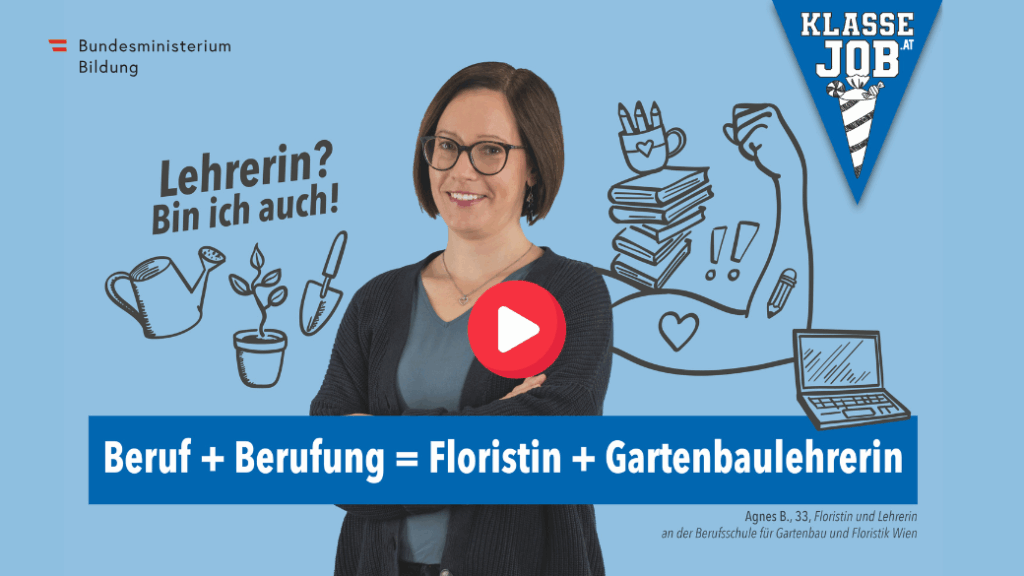 Eine lächelnde Frau mit Brille steht vor Zeichnungen mit Gartenthemen wie Blumen, einer Gießkanne und einer Schaufel. Sie ist als Floristin und Gartenbaulehrerin gekennzeichnet. Text und Logos heben ihren Beruf und ihre Rolle als Lehrerin hervor. In der Mitte des Bildes befindet sich eine Schaltfläche zum Abspielen.